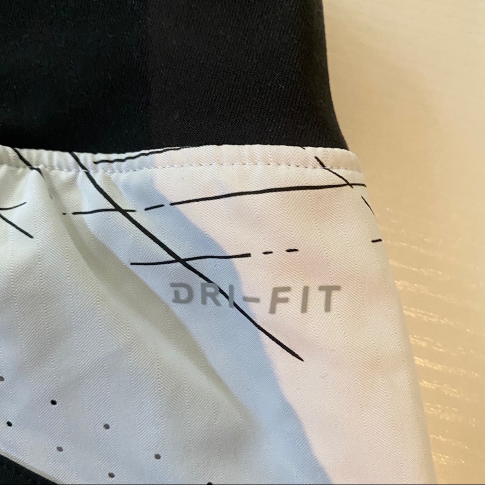 Nike Dry-Fit shorts white with black stripes - Picture 4 of 7
